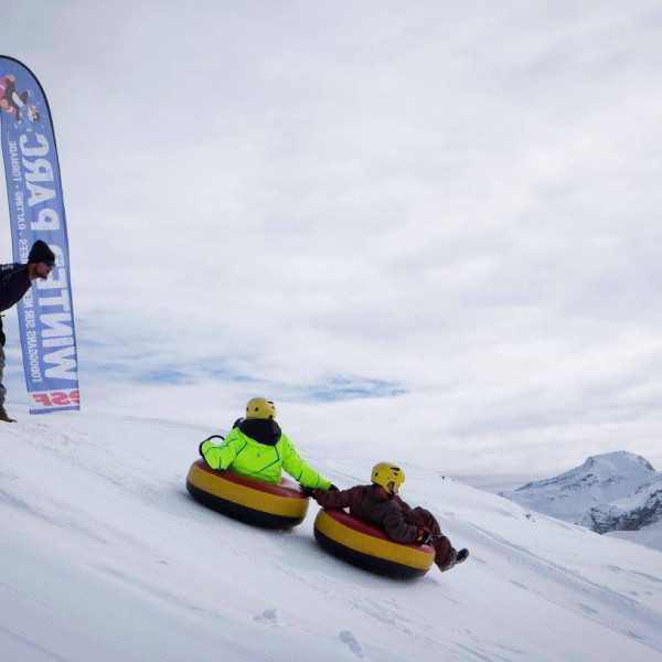 Descente en bouées sur la neige