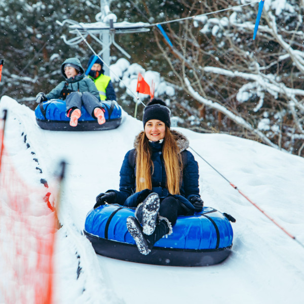 Descente en bouée sur la neige